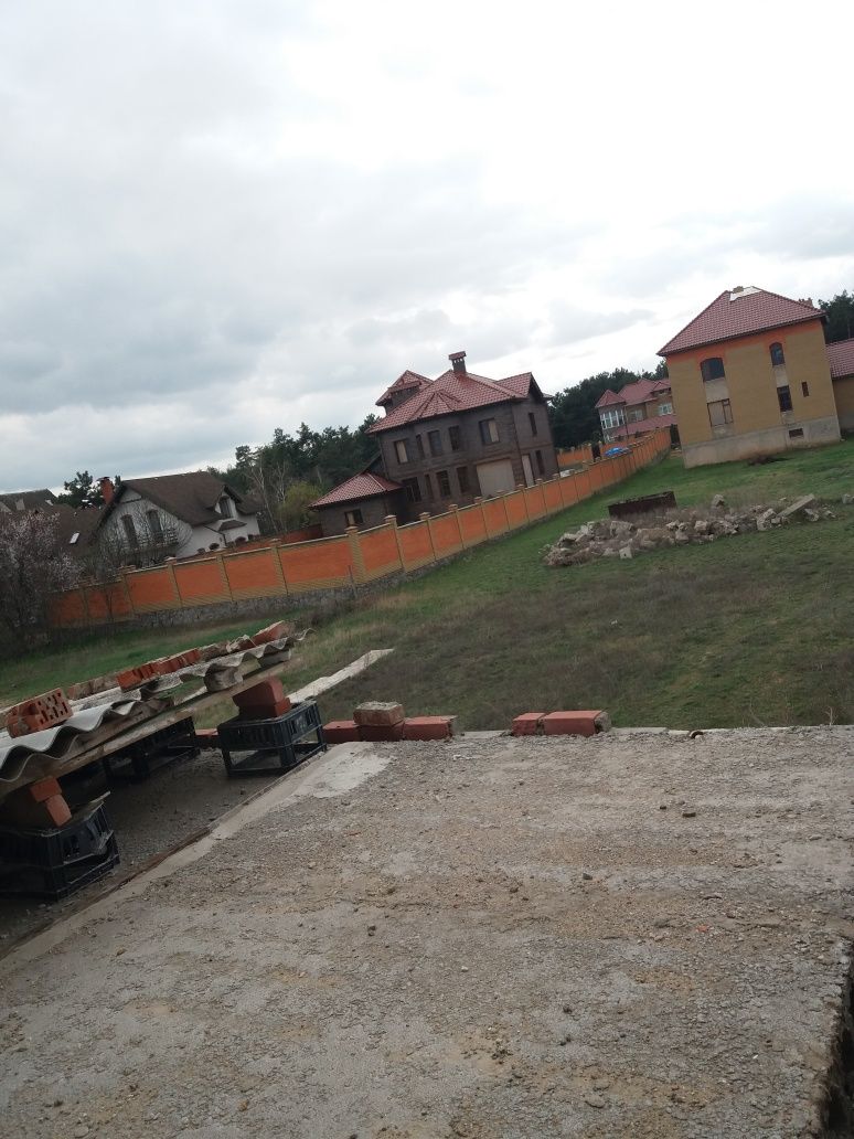 Продам участок с  недостроеным домом
