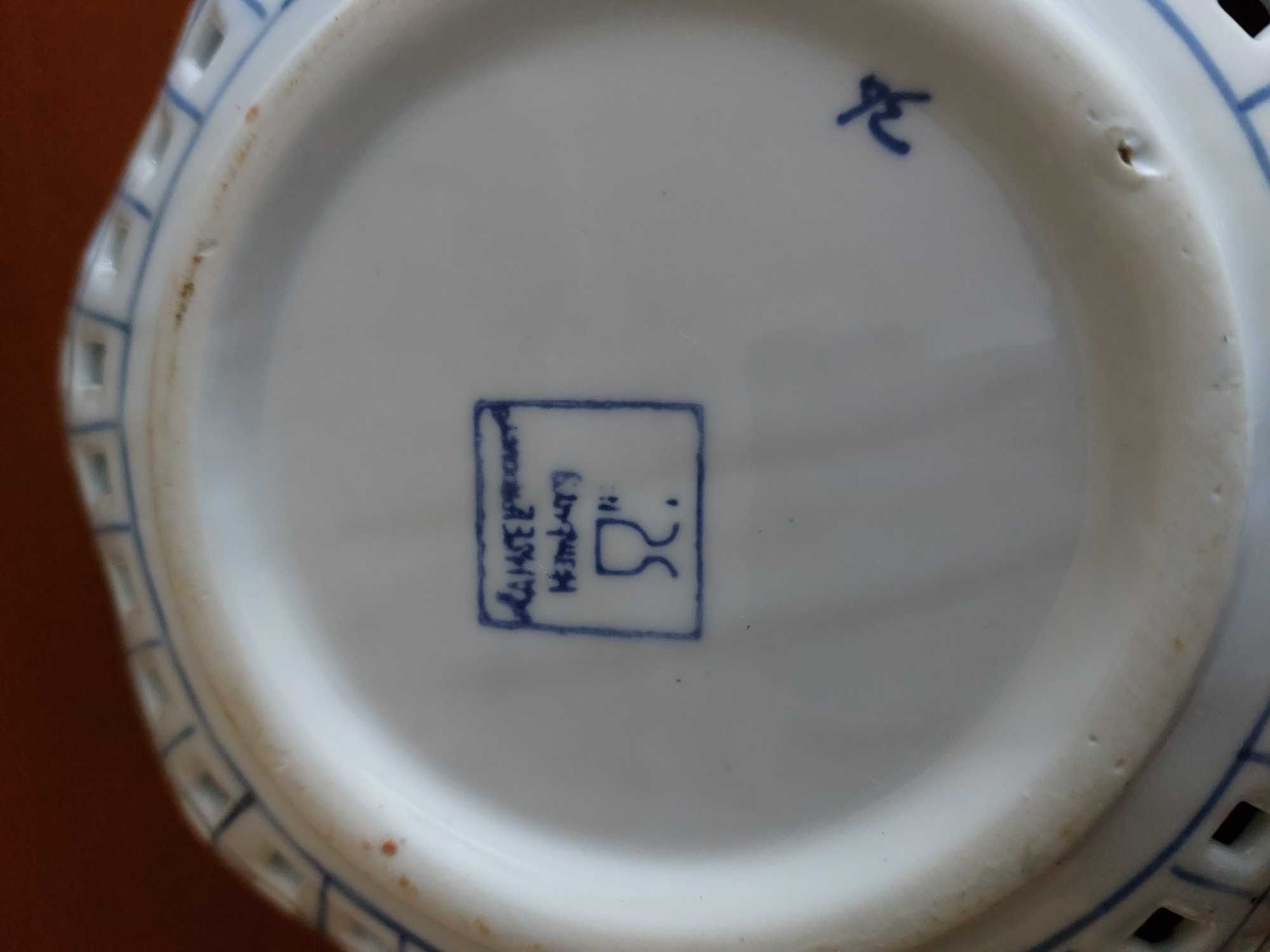 Porcelanowa miska z prostokątnymi dziurkani niemiecka  porcelana sygn