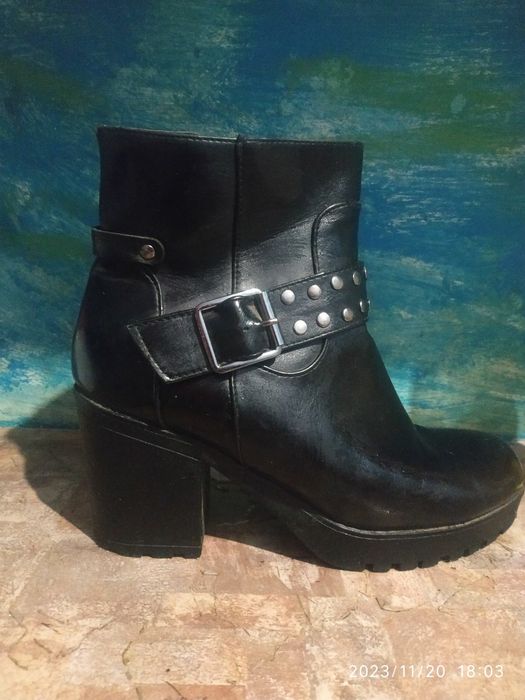 Взуття жіноче різного розміру до 39