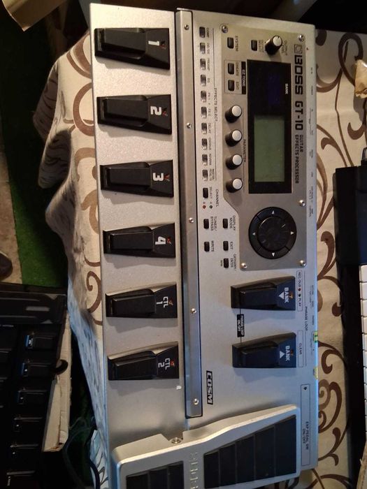 Procesor gitarowy BOSS GT 10 stan bardzo dobry jak na swój wiek.