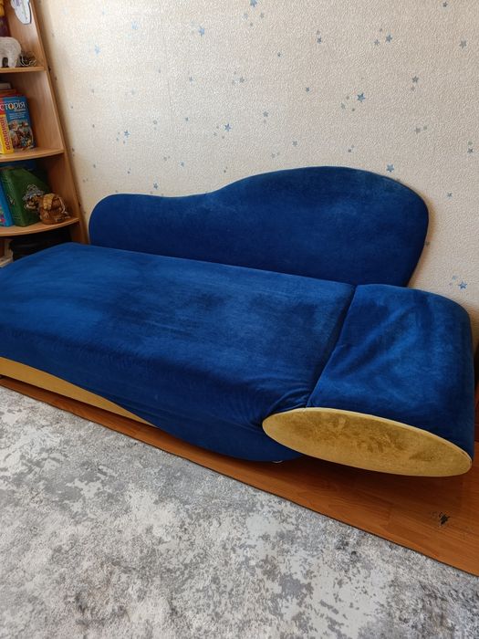 Диван  з нішою для речей.