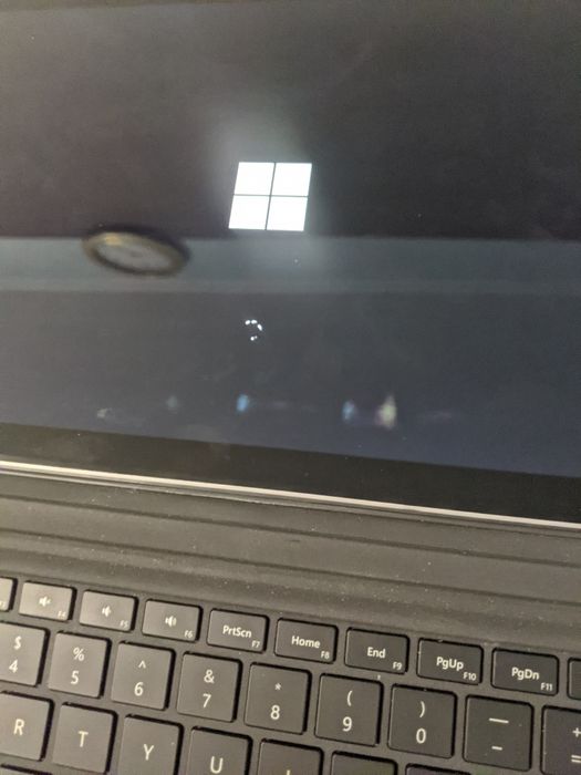 Microsoft Surface Pro 1796 m3-7Y30/4Gb/128Gb с зарядкой и клавиатурой