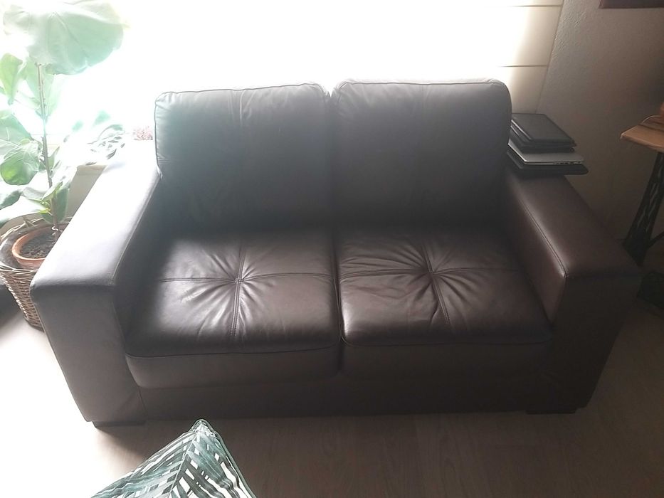 Vendo sofá 2 lugares em pele com pouco uso