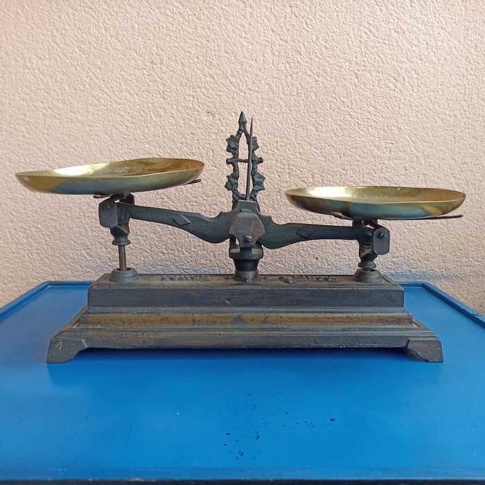 Balança antiga 1 kg com pratos