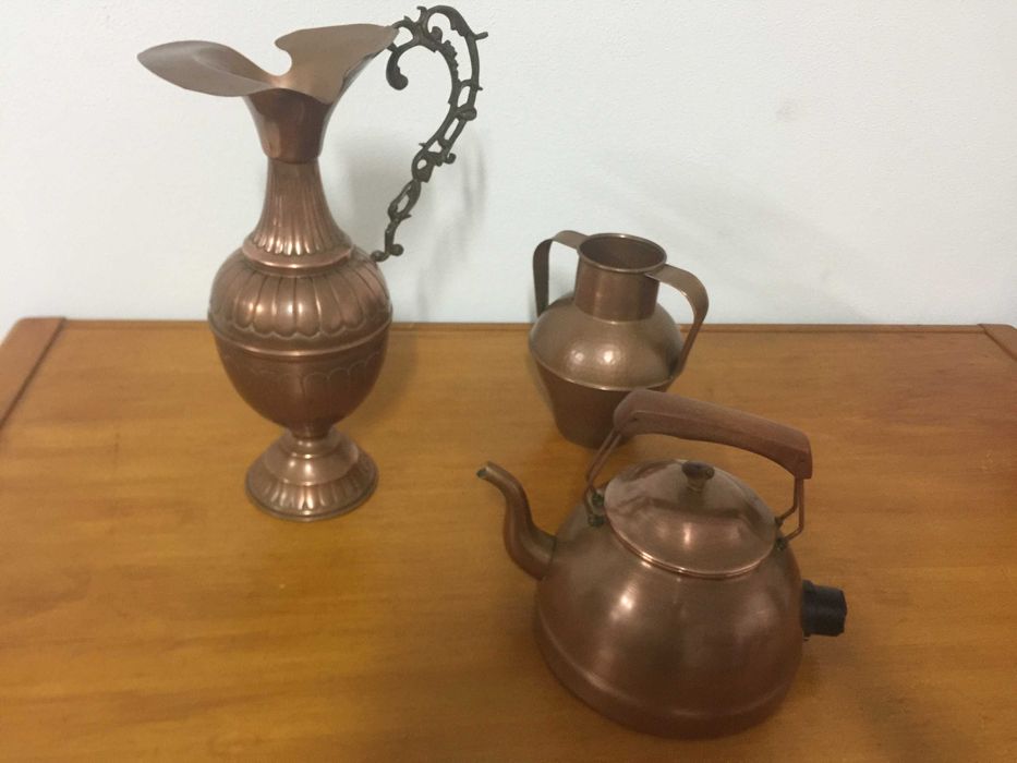 Jarros  e prato de cobre, bule, e jarra