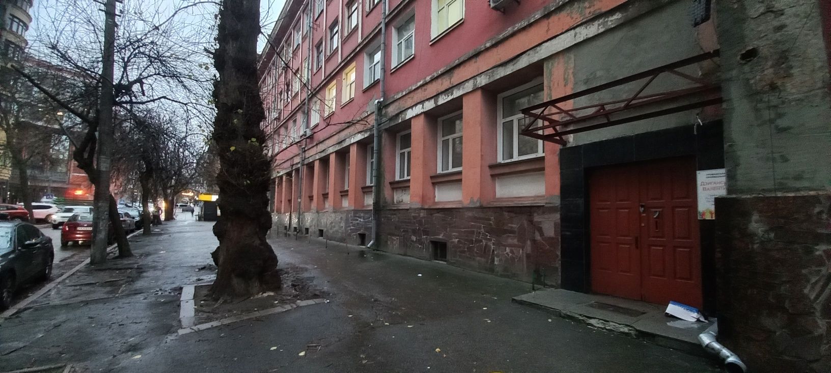 Без %.  1й этаж с отдельным входом - 650 м.кв., Шевченковский район.