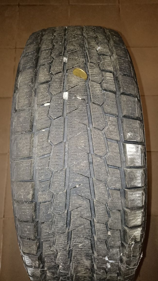 Yokohama  235/60 R18 зимняя.