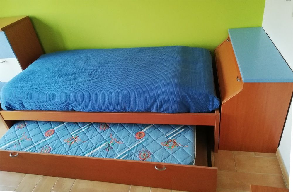 Cama Dupla c/ colchões e arrumação
