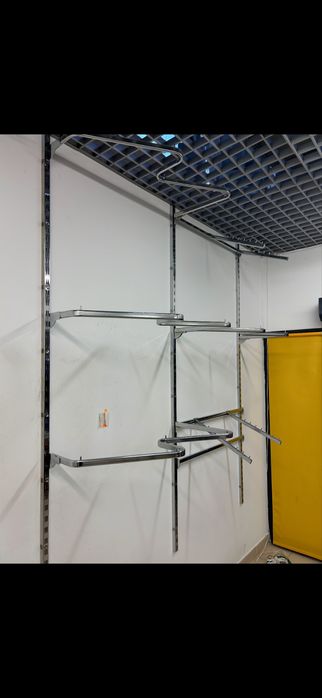 Stojaki, wieszaki sklepowe.