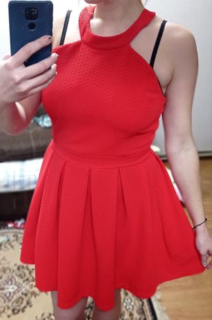 Червоне святкове плаття