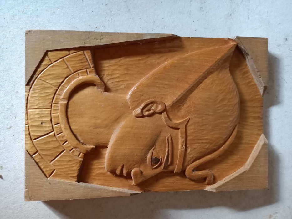 Stara rzeźba faraona w drewnie