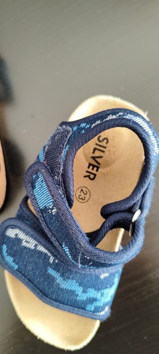 Sandálias para criança, novas.