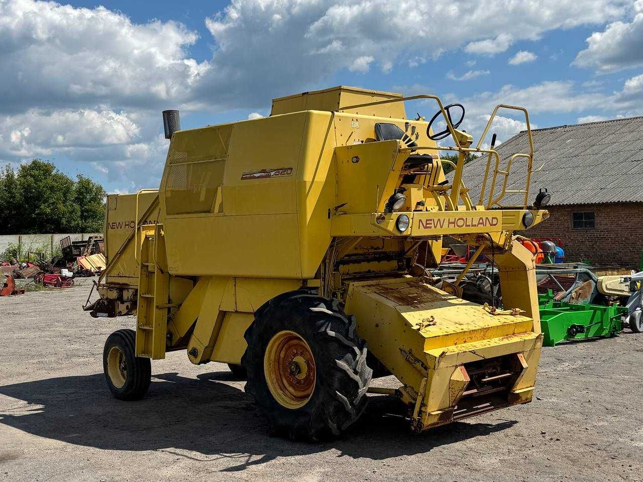 Свіжо привезений зерновий комбайн New Holland 1520 700МОТОГОДИН