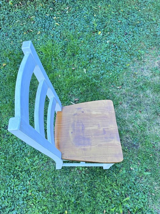 Komplet 4 krzeseł drewnianych – wygodne i zadbane