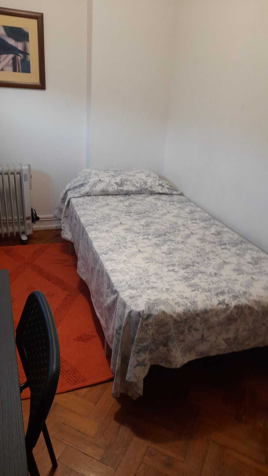 Quarto mobilado na Estrela