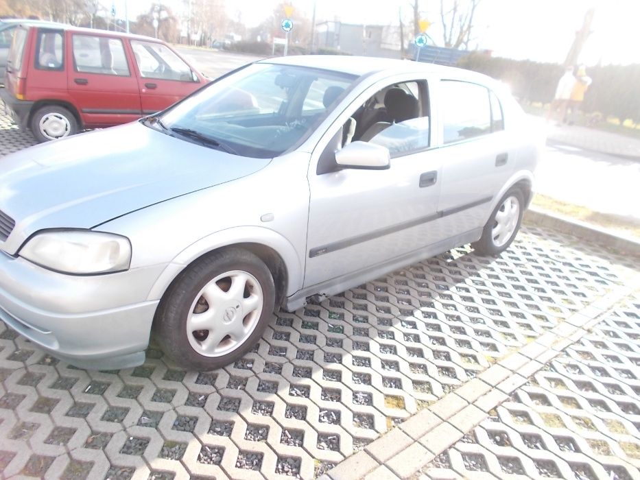 Opel Astra II,srebrny,Z 151,silnik 1,7 ISUZU,hatchback,5 drzwi,na czes