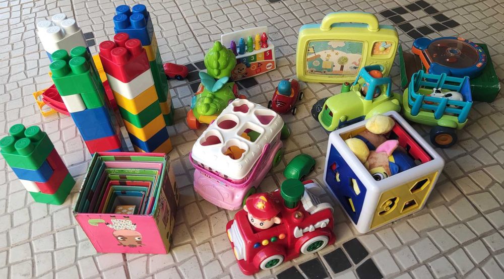 Lote de brinquedos de criança/bebé