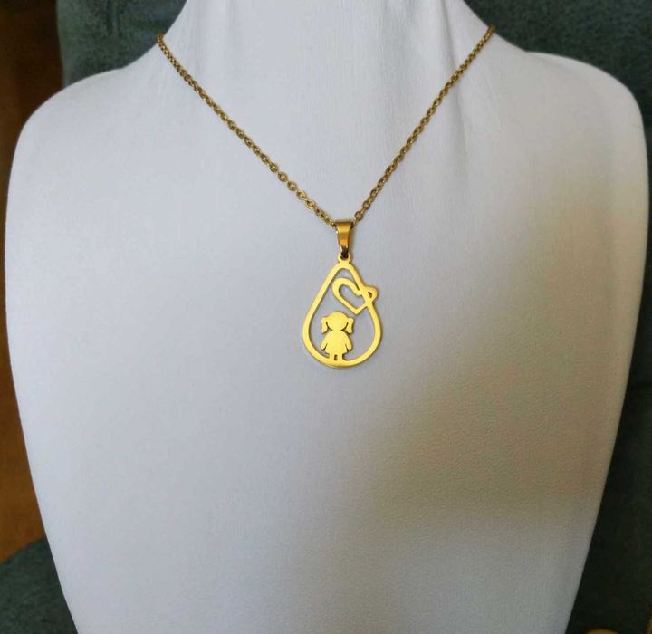 Colar Aço Dourado Oval c/ Menina e Coração NOVO