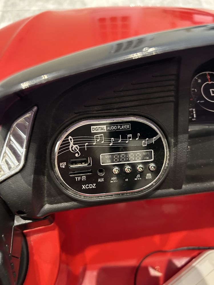 Audi R8 a bateria com comando a distancia e radio