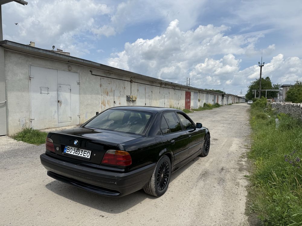 BMW 7 e38 Чорна газ бензин