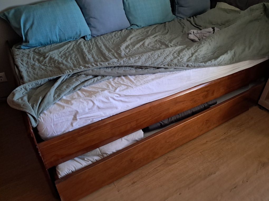 Cama  em madeira boa