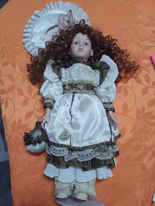 Uma boneca em porcelana