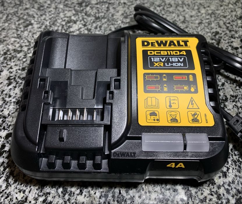 Зарядний пристрій 4 A DeWALT DCB1104 привезений з європи