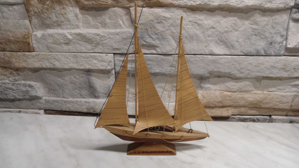Mały statek drewniany