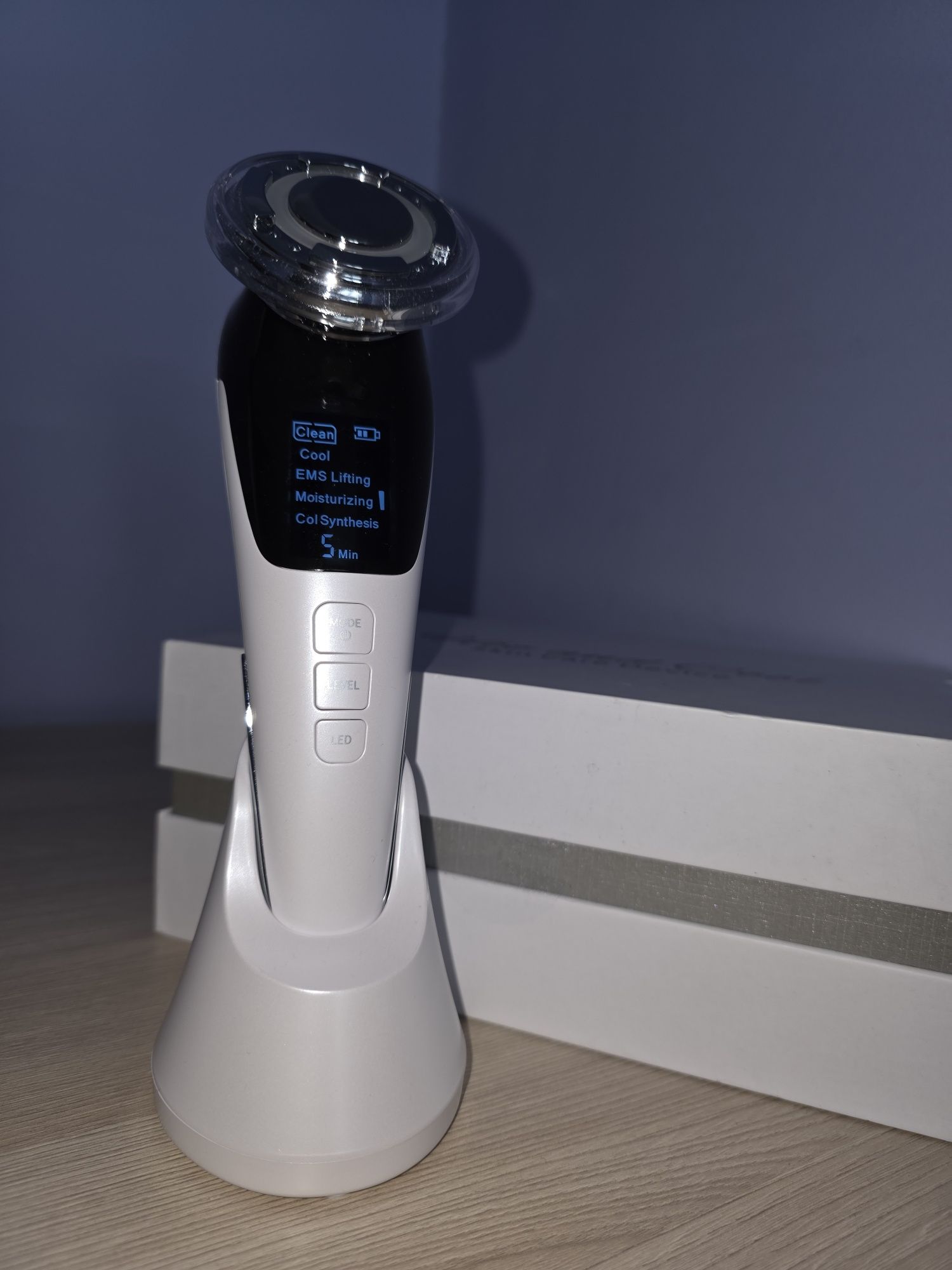 Мікрострумовий RF ліфтинг-масажер з функцією EMS та LED для обличчя