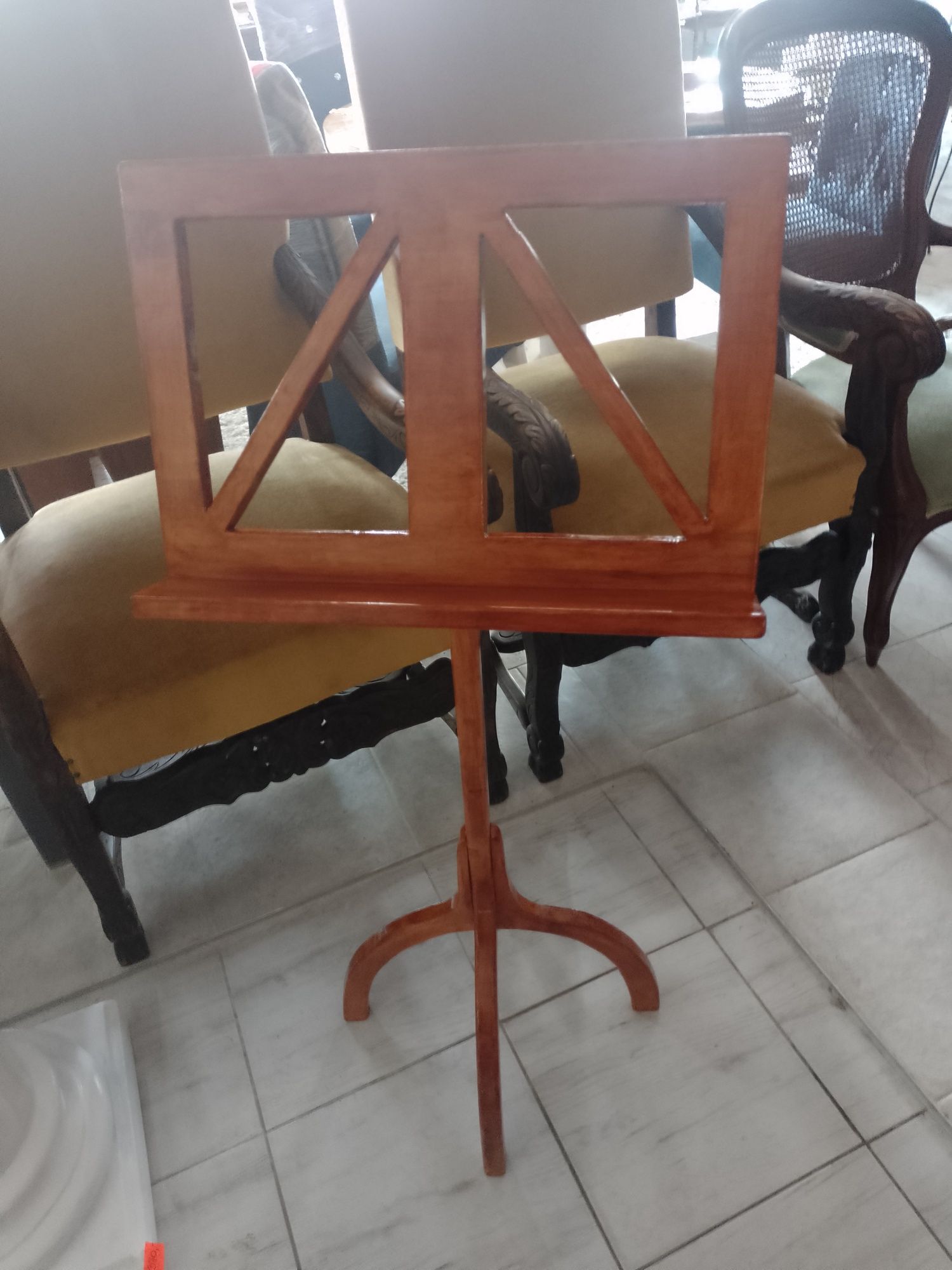 Drewniany pulpit na nuty
