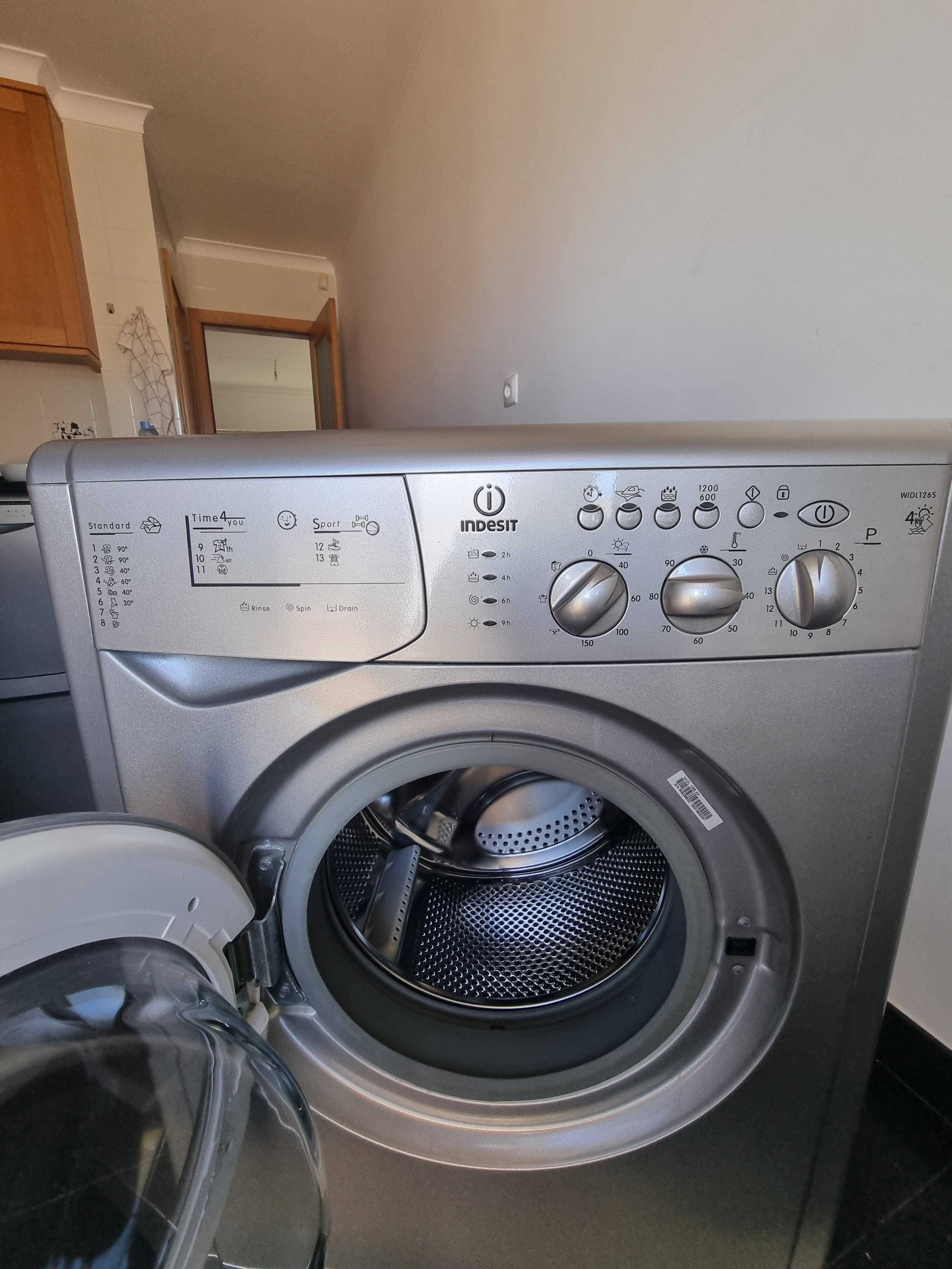 Maquina de lavar e secar a roupa INDESIT semi nova