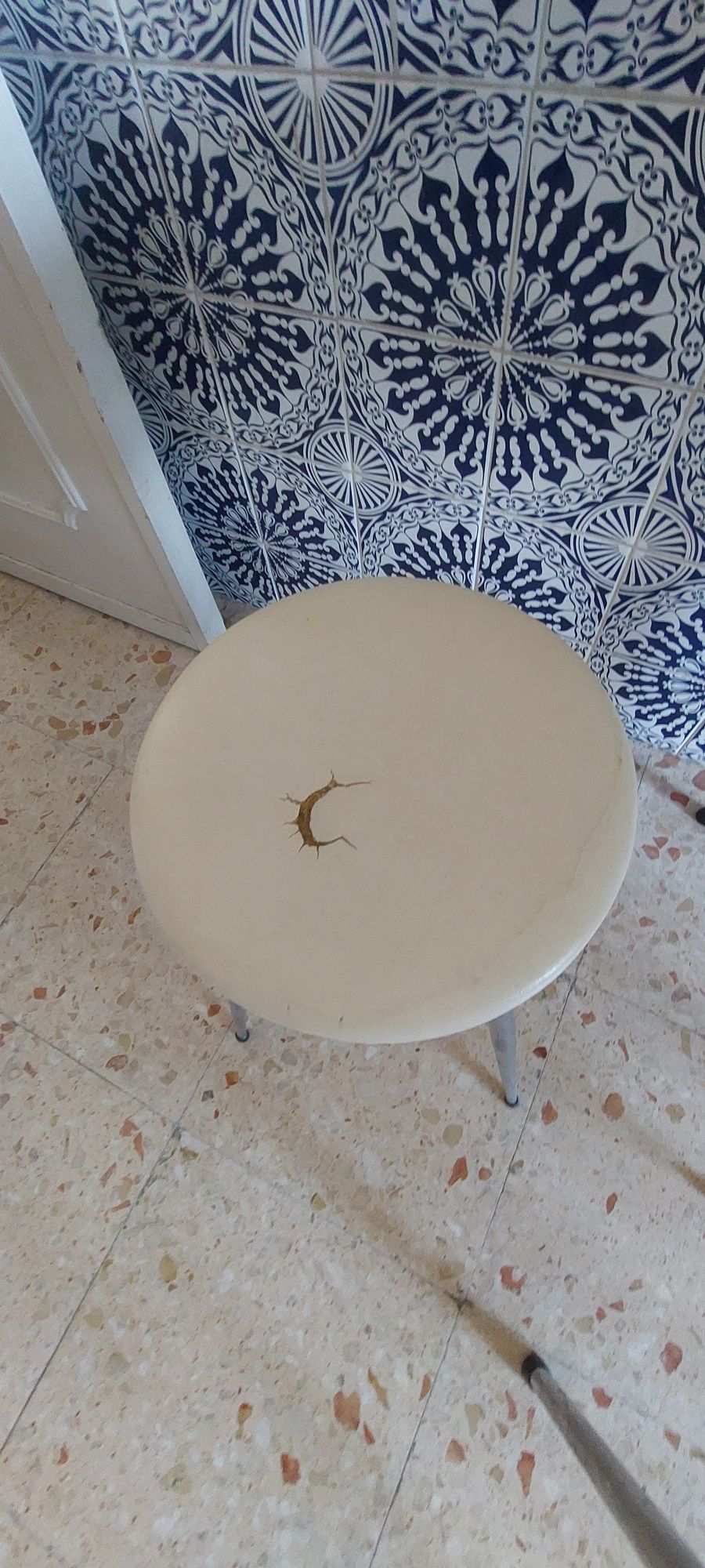Mesa de cozinha com 2 cadeira e 2 bancos