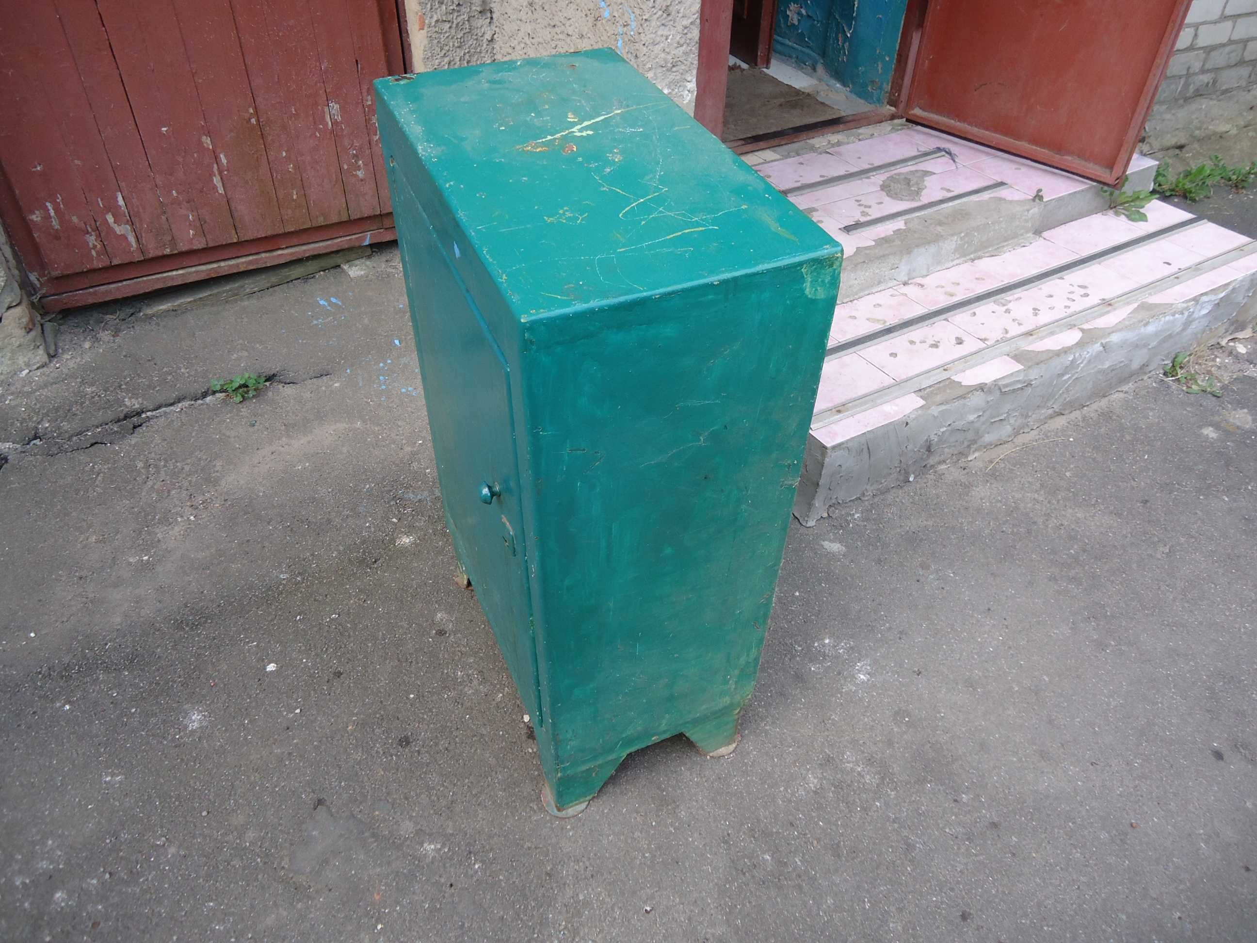Сейф металлический.