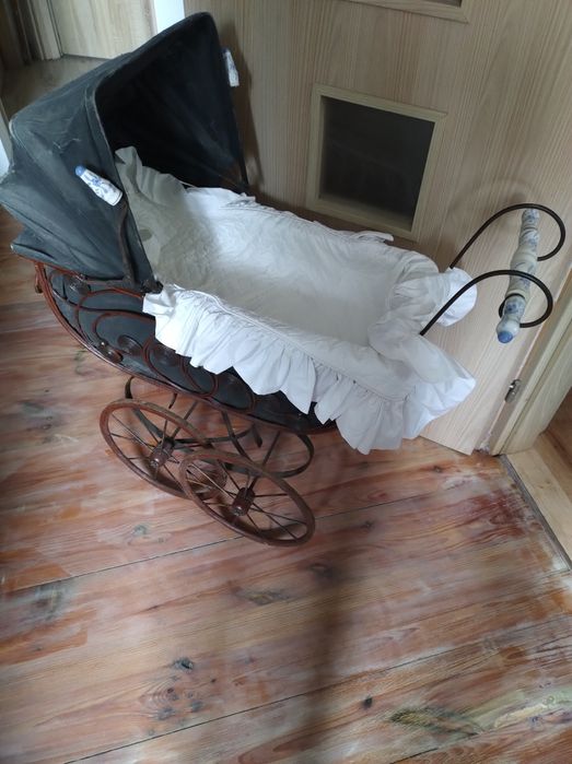Stary wózek vintage retro dla lalek