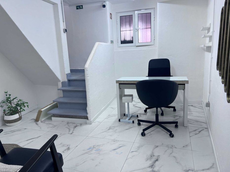Cadeira Cabeleireiro/Mesa de Manicure / - Areeiro
