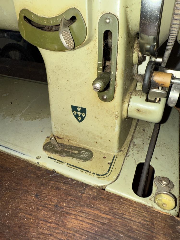 Maquina de Costura Oliva com mesa