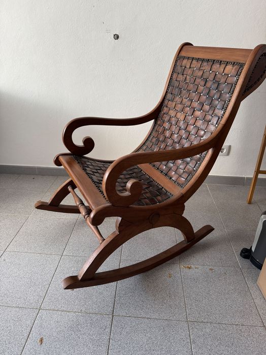 Cadeira de baloiço em madeira