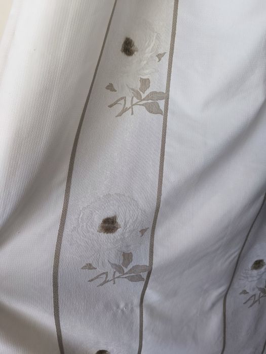 Conjunto de Quarto Bege e Branco com cabeceira, cómoda, mesas cabeceir