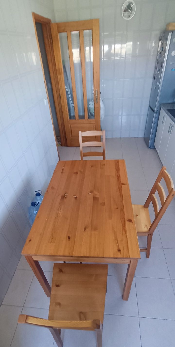 Conjunto Mesa com 2 cadeiras