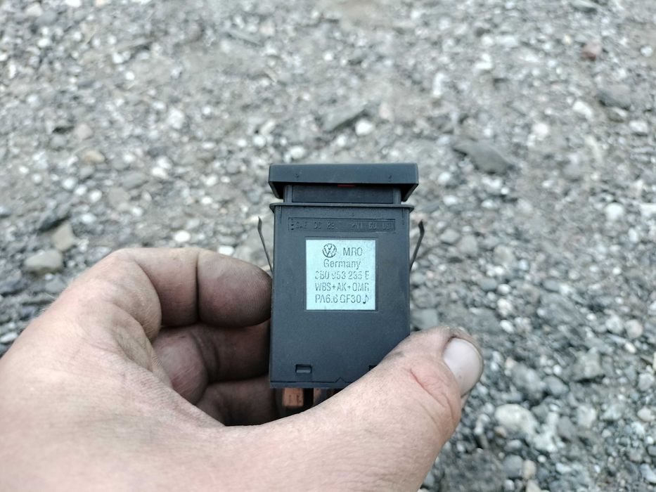 Włącznik przełącznik świateł awaryjnych 3B095.3235E VW Passat B5 FL