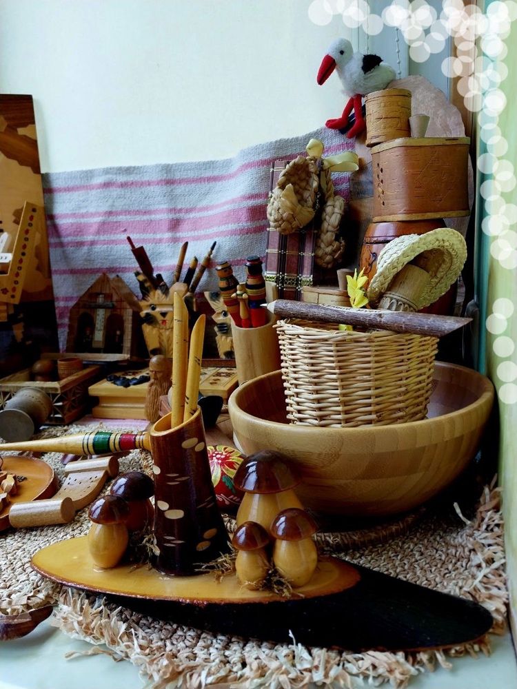 Россыпь предметов из дерева и соломы времён ссср и современные сувенир