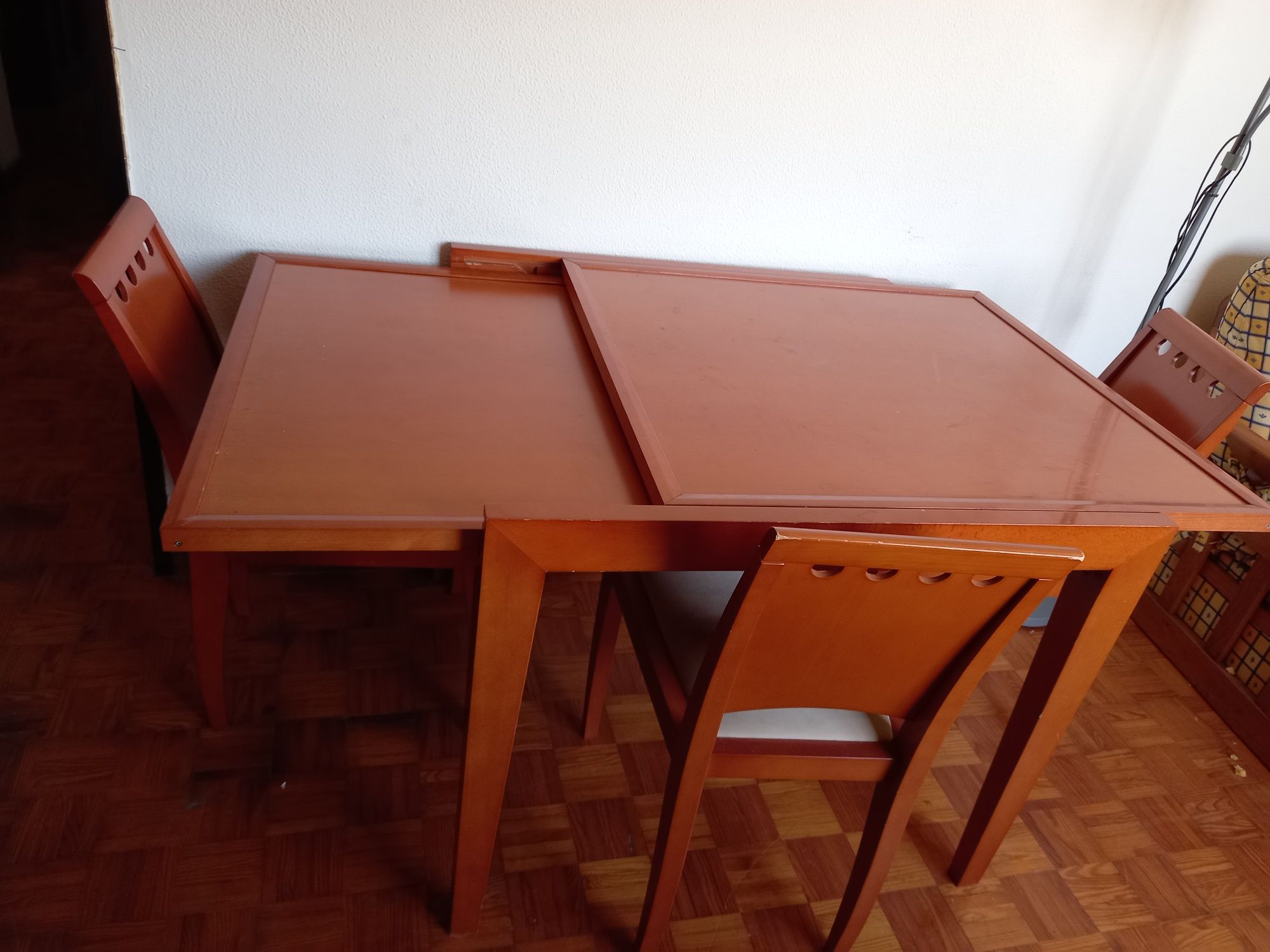 Mesa quadrada extensível com 4 cadeiras