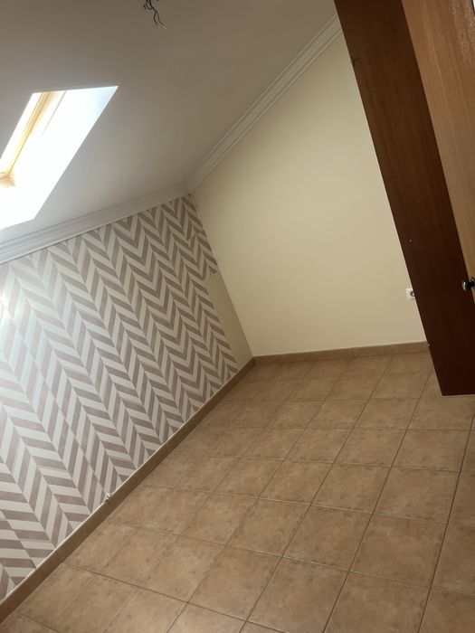 Arrenda-se moradia T4