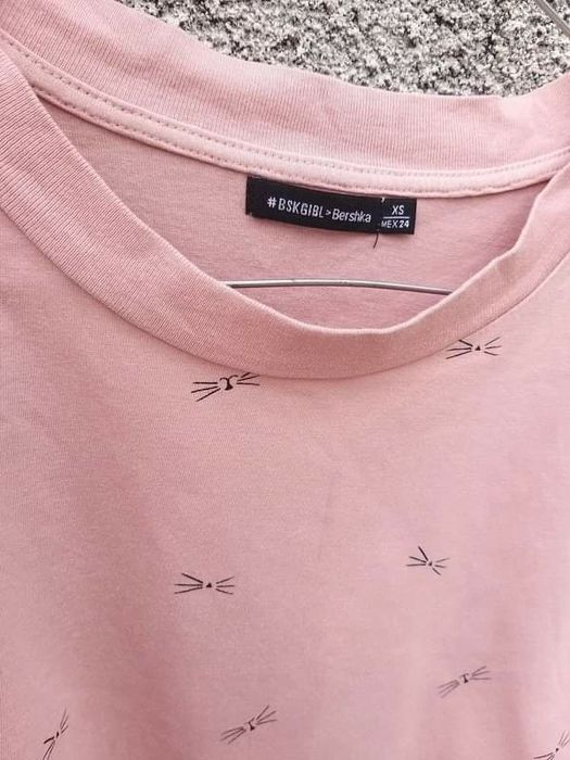 T-shirt rosa com desenho a preto Bershka