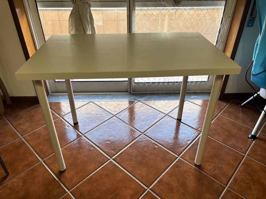 Mesa branca, em bom estado