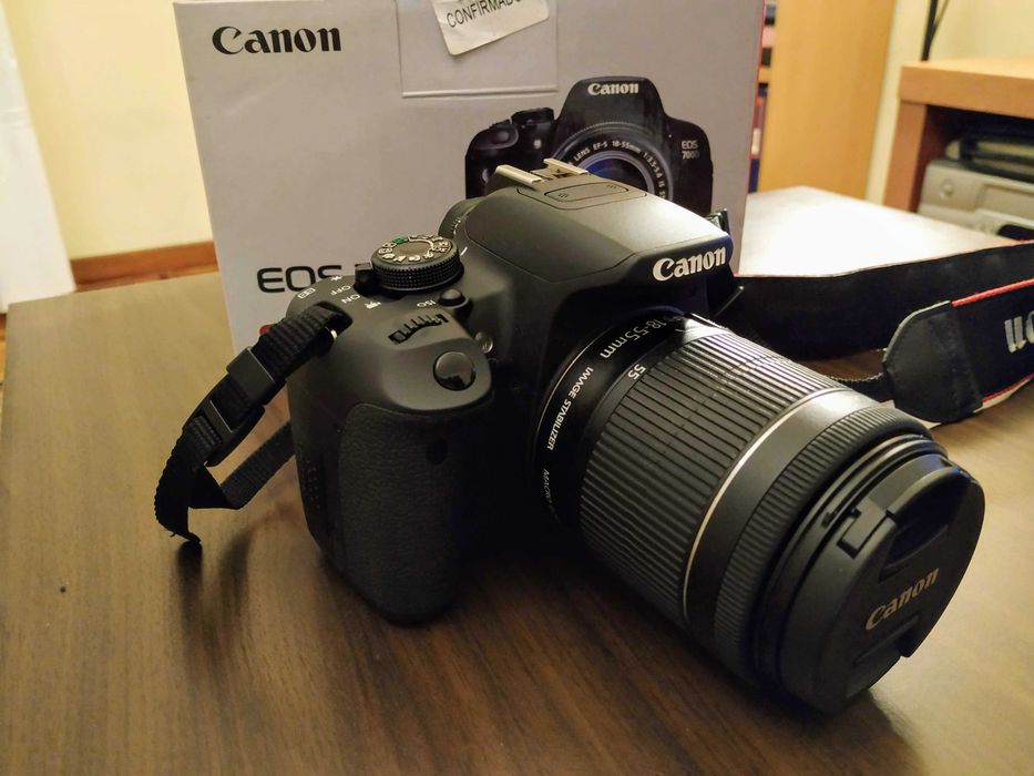 Máquina Fotográfica CANON EOS 700D - Impecável