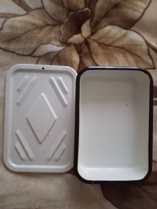 Лоток великий емальований з кришкою.