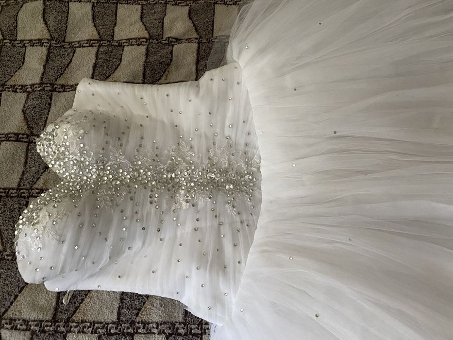 Сукня весільна пишна біла