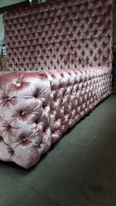 Piękne ogromne łoże sypialniane z materacem