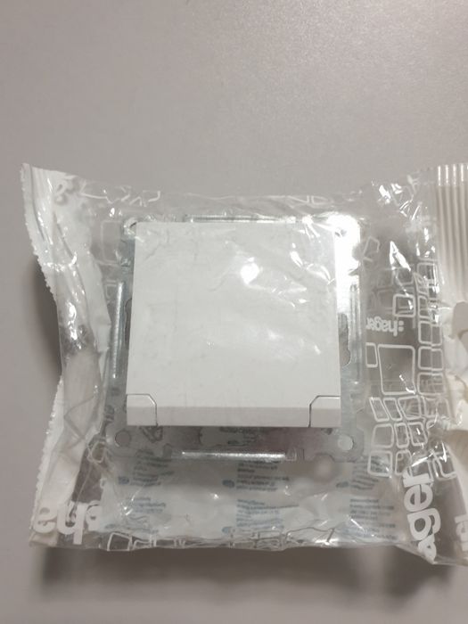 Gniazdo 2P+Z z pokrywą białe